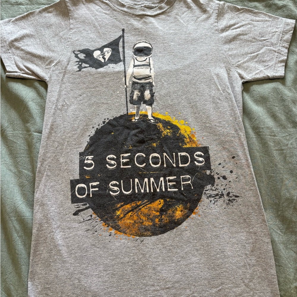 Vintage 5 Seconds Of Summer Gray Astronaut Graphic Tee